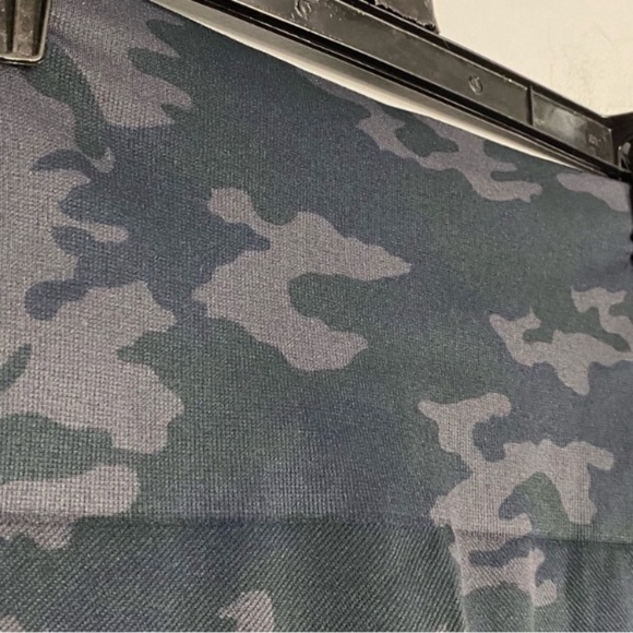 SPANX Look At Me Now Seamless Camo Leggings NEW - Picture 8 of 12